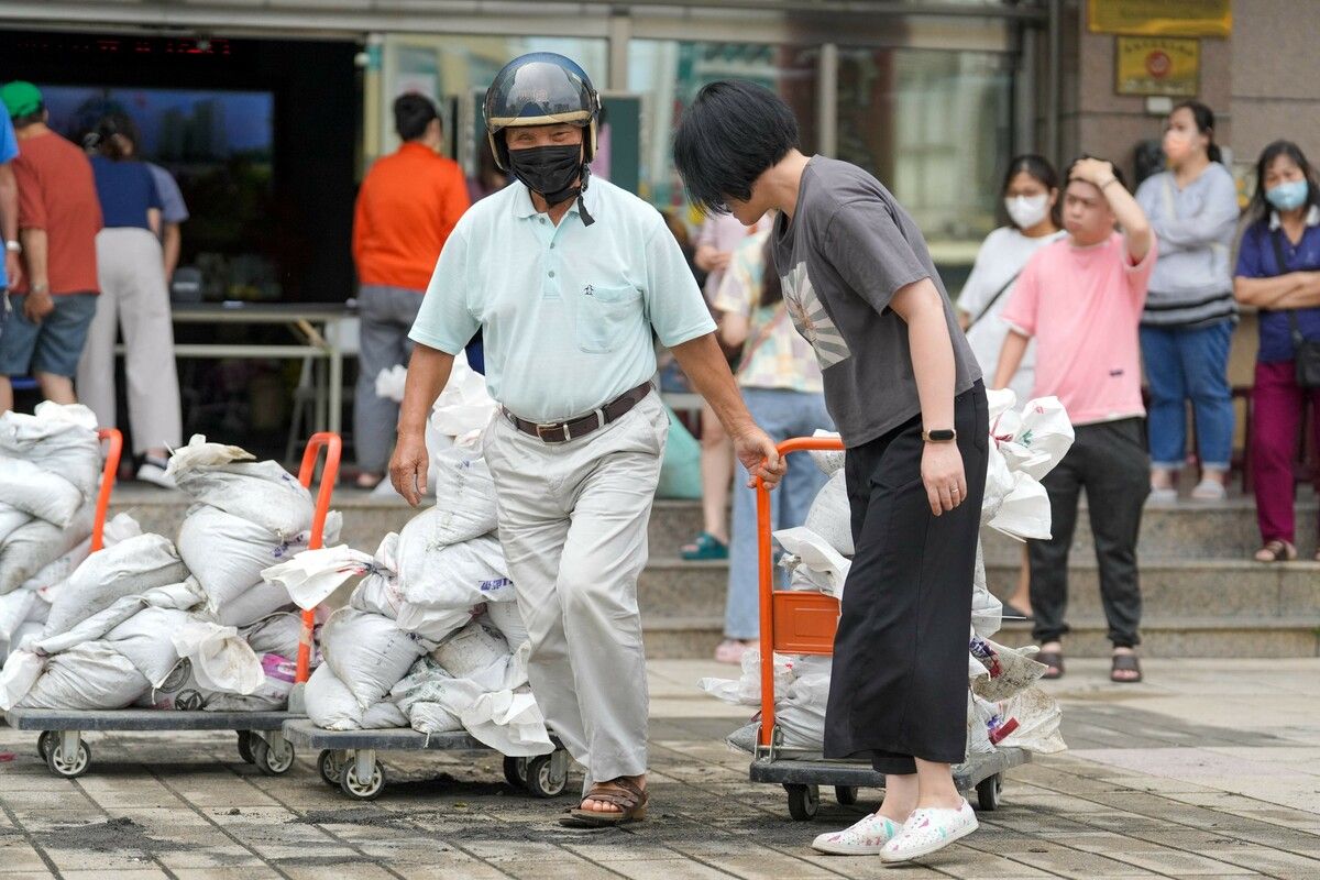Menschen in Kaohsiung holen Sandsäcke ab, um ihre Häuser zu schützen.⇒afp