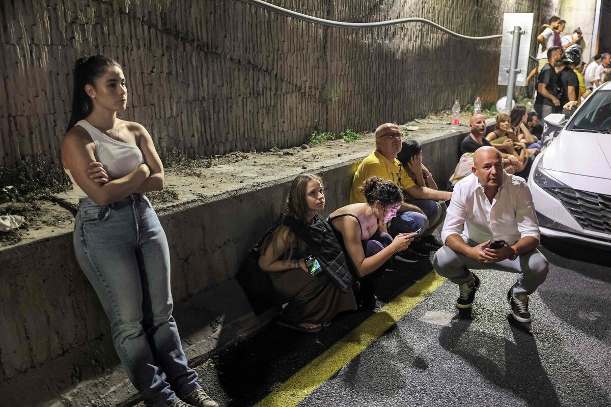 Menschen suchten Dienstagabend unter einer Brücke in Tel Aviv Schutz, während der Iran das Land bombardierte.⇒AFP
