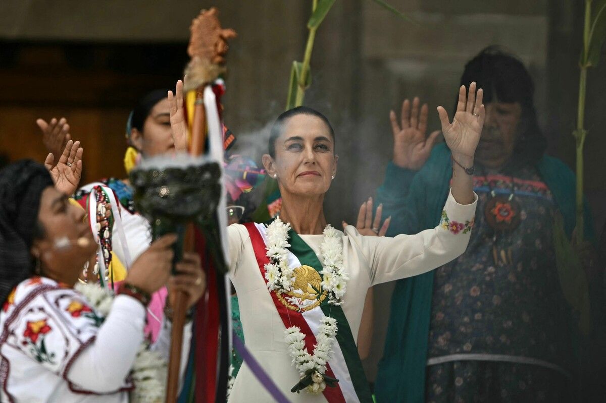 Mexikos neue Präsidentin Claudia Sheinbaum nimmt in Mexiko-Stadt an einer Zeremonie von indigenen Völkern teil. AFP
