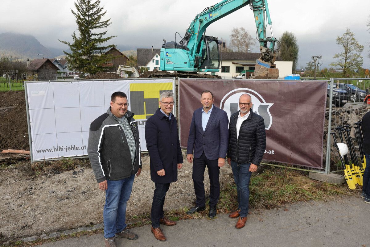 Michael Jäger (Hilti & Jehle), WSB-GF Thomas Schöpf, Bgm. Gerd Fleisch und Architekt Wolfgang Reitbrugger.⇒AME