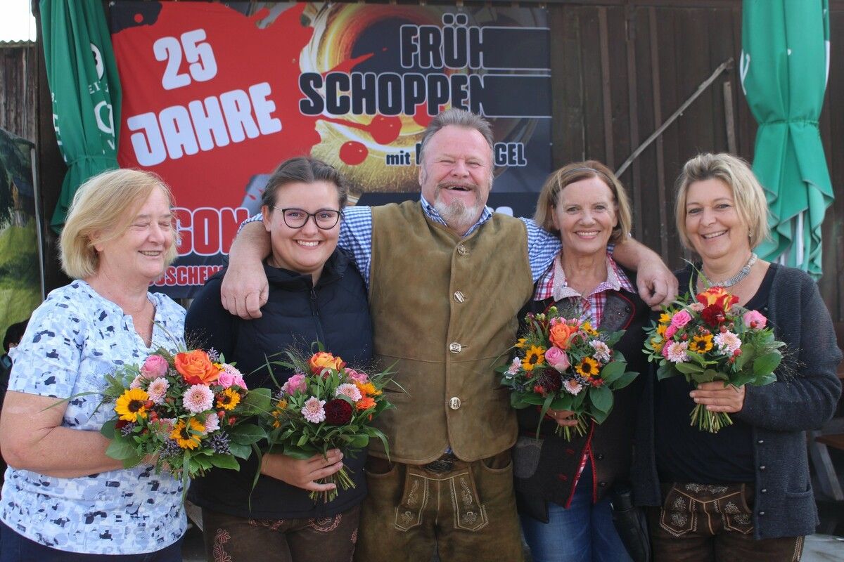 Mit Blumen bedankte sich Egon Wucher bei Rosi, Nicole, Sophie und Sandra. Das Quartett ist Garant dafür, dass der Buschenschank mittelfristig gesichert ist. ⇒STP (3)