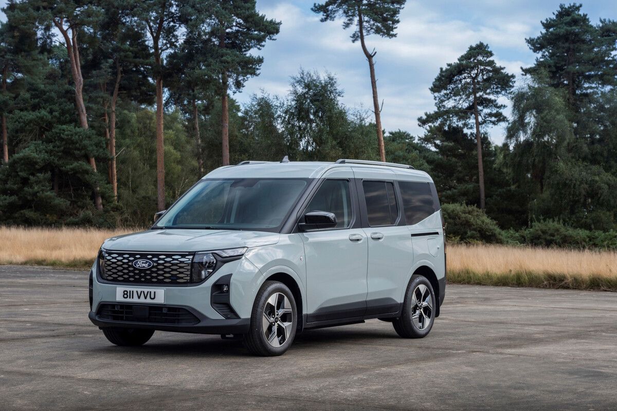 Mit dem E-Tourneo Connect bietet Ford demnächst auch einen elektrisch angetriebenen Hochdachkombi an. Wie die Konkurrenten E-Kangoo und E-Berlingo setzt auch der geräumige Kölner auf ein kompaktes Batterieformat. Als einzige Antriebsvariante kommt ein 136 PS starker Elektromotor zum Einsatz, der von einer 43,5 kWh großen Batterie mit Strom versorgt wird. Die WLTP-Reichweite gibt Ford mit 288 Kilometern an, der Verbrauch liegt zwischen 16,9 und 18,3 kWh. Am Gleichstrom-Schnelllader sollen 100 Kilometer in rund 10 Minuten getankt werden können, von 10 auf 80 Prozent dauert es 23 Minuten.