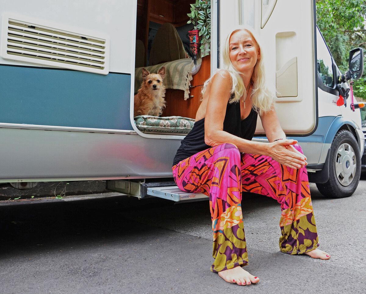 Mit dem Wohnmobil nach Spanien: Heliane Rinke während des „Zwischenstopps“ in Bregenz.