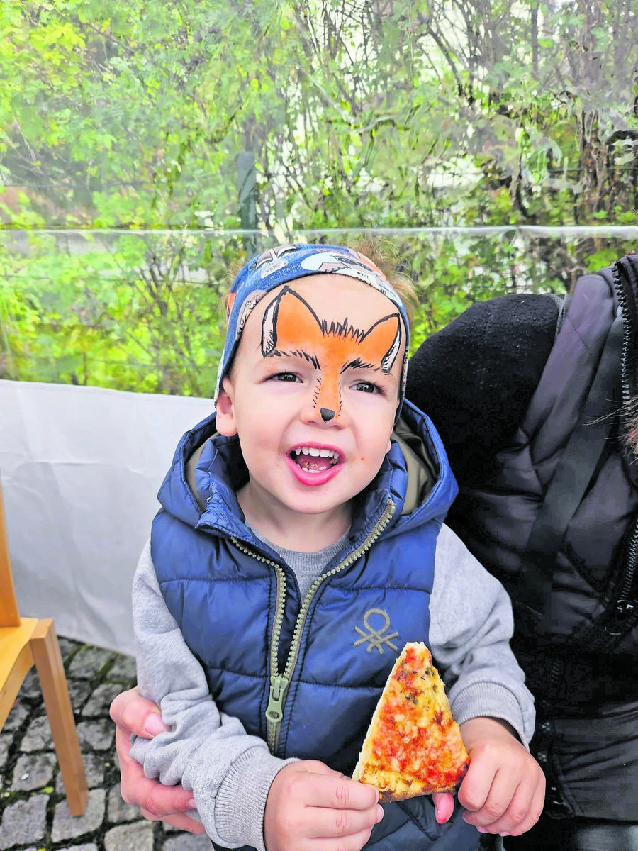 Nach dem Kinderschminken wurde eine köstliche Pizza verspeist.⇒regio