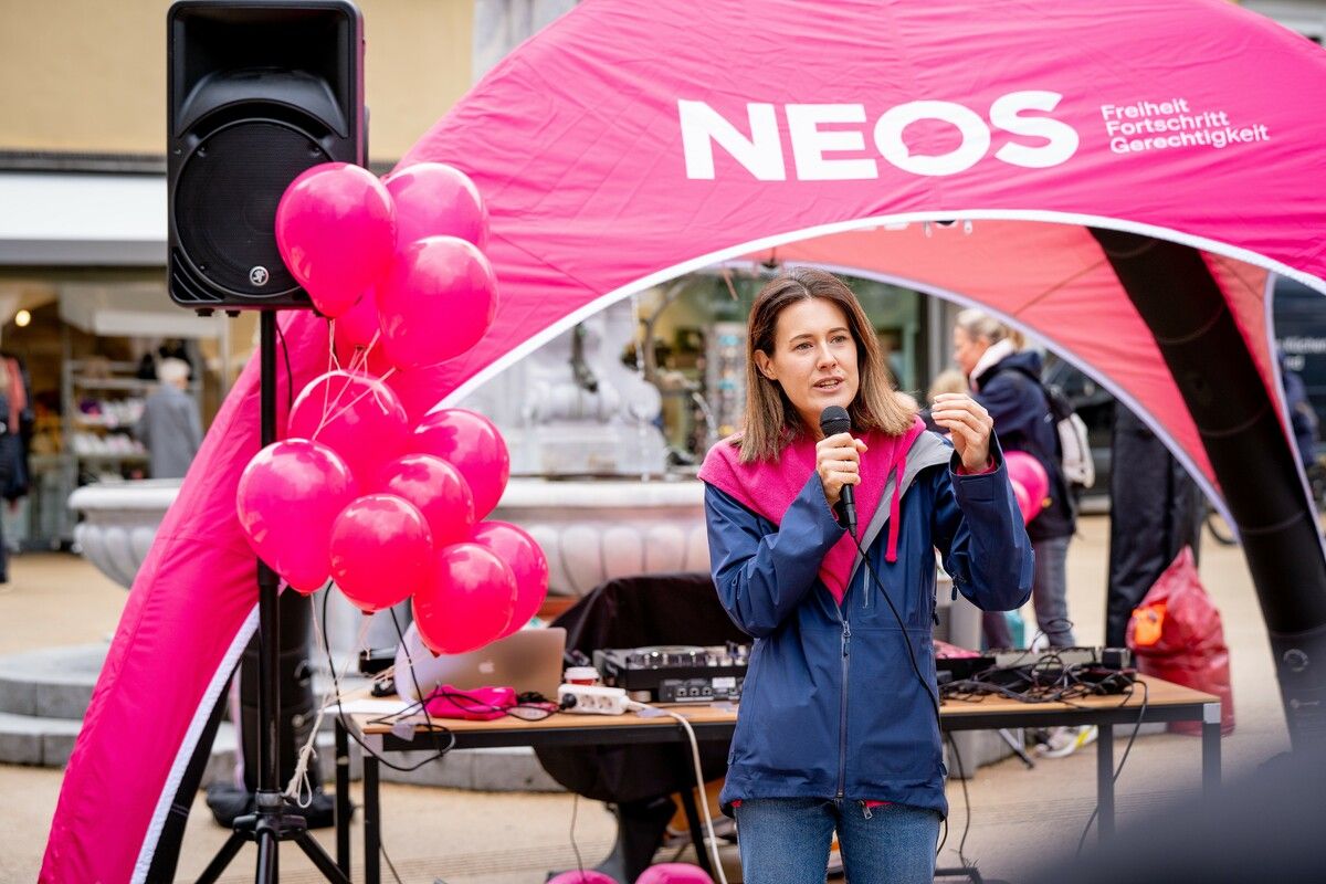 Neos-Spitzenkandidatin Claudia Gamon beendete ihren Wahlkampf in der Bregenzer Innenstadt. ⇒Ben Haemmerle