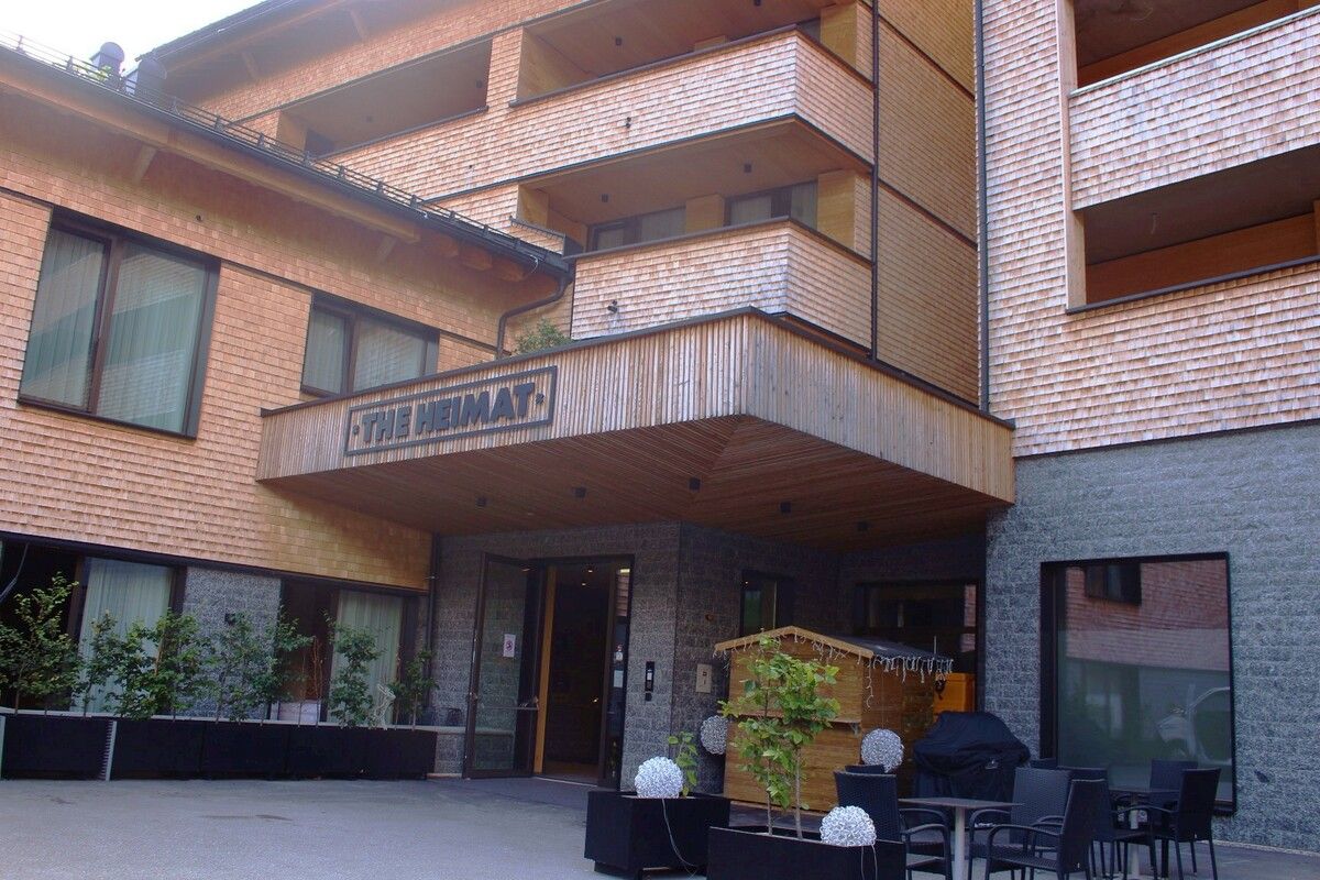 Neues Kapitel der unendlichen Geschichte The Heimat: Das Stammhaus Hotel Widderstein wurde im Frühjahr zum Verkauf angeboten – jetzt sollen hier Ferienwohnungen entstehen. Im Internet visualisiert, in der Realität weiter im Rohbauzustand. ⇒STP