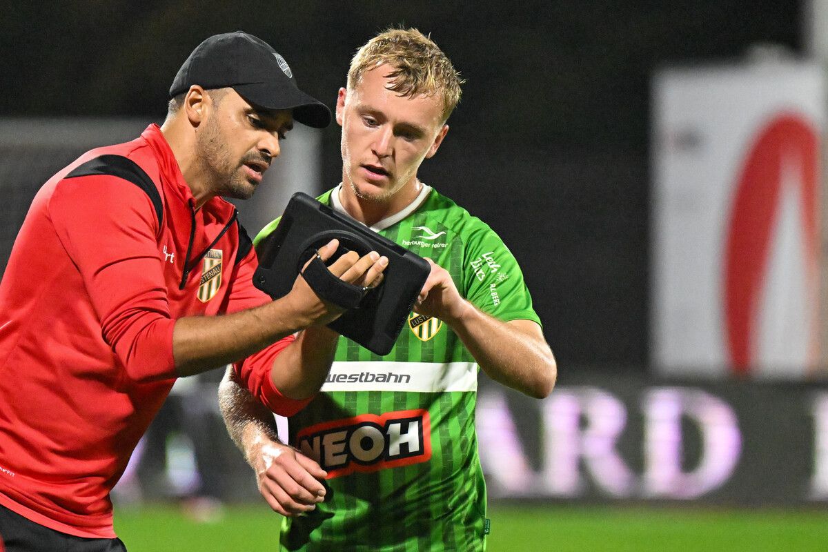 Noch ein kurzer Blick und letzte taktische Anweisungen: Austria-Coach Martin Brenner mit Verteidiger Fabian Gmeiner.⇒gepa