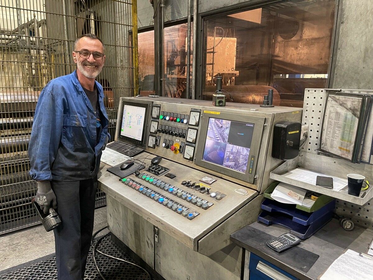 Özenc Sedat überwacht die Produktion der riesigen Rohrbögen. In das Werk, in dem er arbeitet, investiert das Unternehmen heuer und nächstes Jahr Millionen. ⇒VN/sca