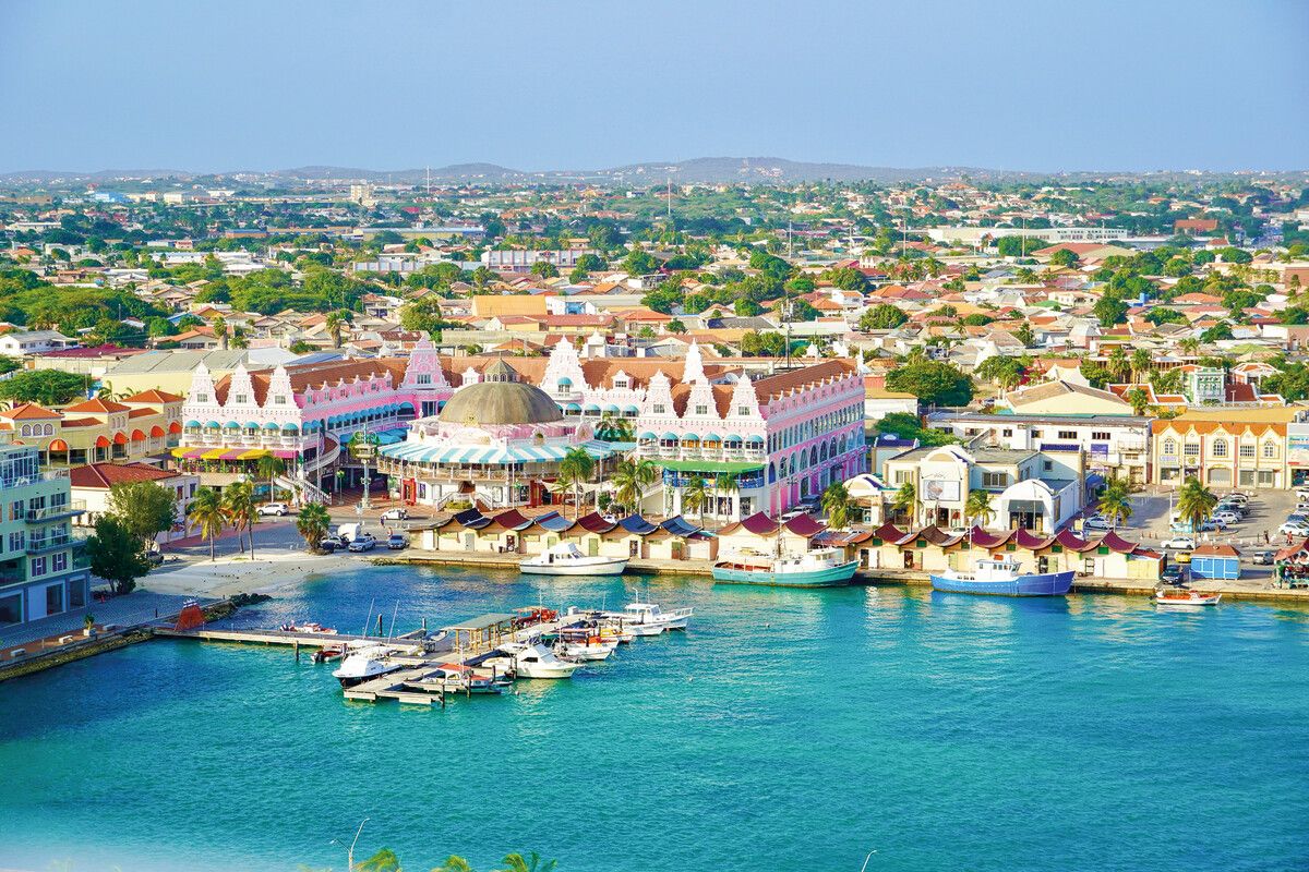 Oranjestad, eine charmante Mischung aus Kolonialarchitektur und Moderne.⇒Shutterstcok