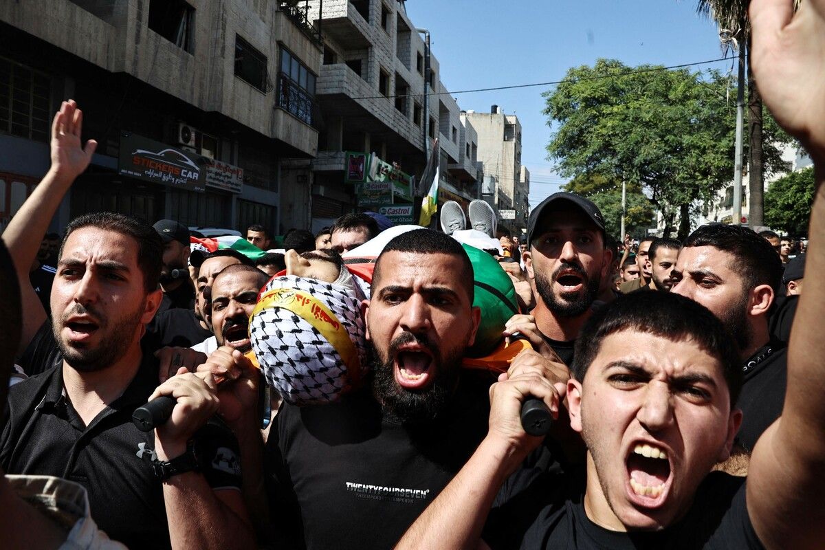 Palästinenser nehmen am Trauerzug für den getöteten Anführer der Balata-Brigade teil. Er wurde am Vortag von einer israelischen Spezialeinheit im Flüchtlingslager Balata in Nablus im Westjordanland getötet. AFP