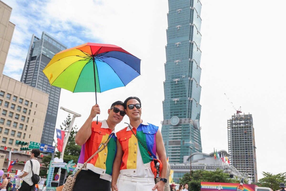 Passend gekleidet sind die beiden Herren bei der jährlichen LGBTQ+ Pride Parade in Taipeh. afp