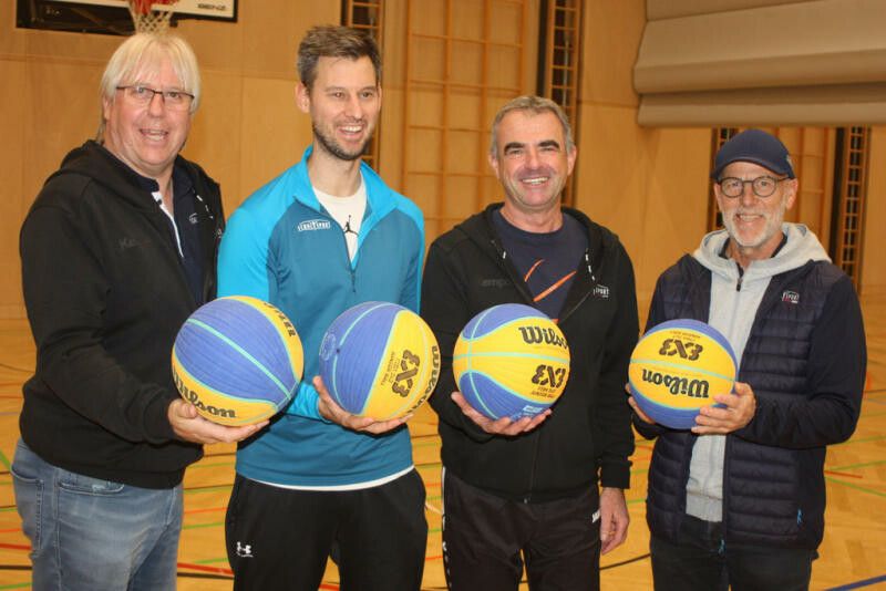 Peter Lins (2 v.r.) und Andreas Khüny (2 v.l.) mit Christoph Neyer und Conny Berchtold haben neue Methoden im Basketball-Kurs präsentiert. ⇒VN-TK