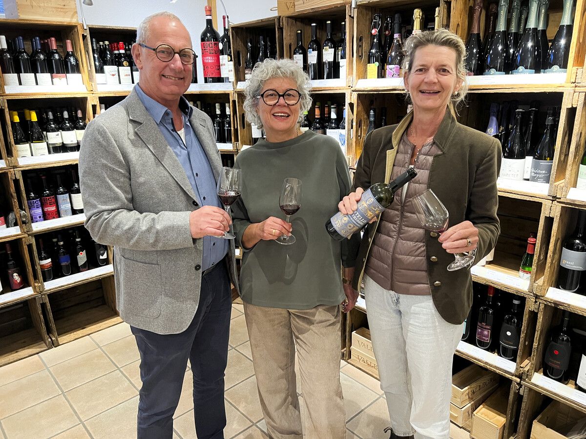 Präsentierten die neuen Jahrgänge: Johannes und Ruth Hengl mit Winzerin Anna Casadei.⇒ Franc
