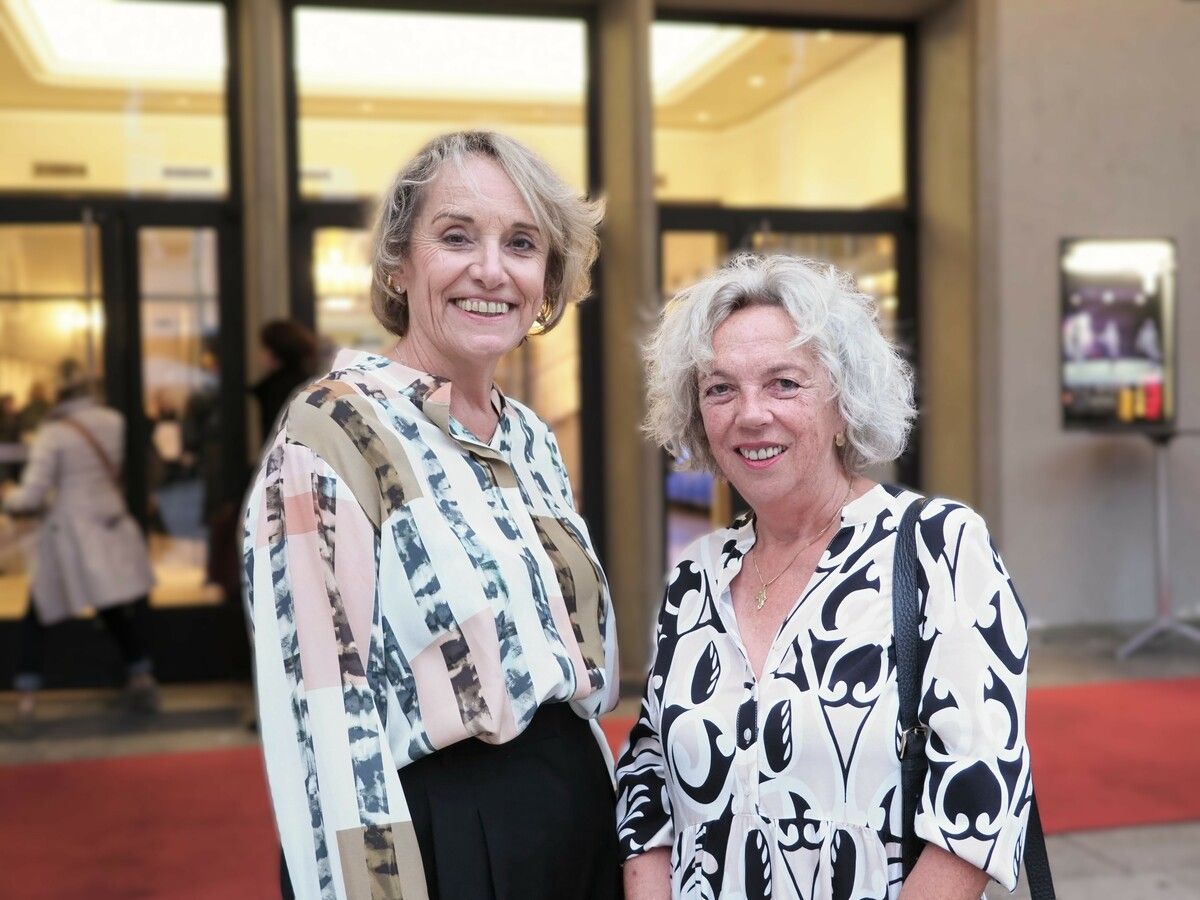 Präsidentin Elisabeth Türk-Saggel (TheaterFreund:innen) und Isolde Weiss.