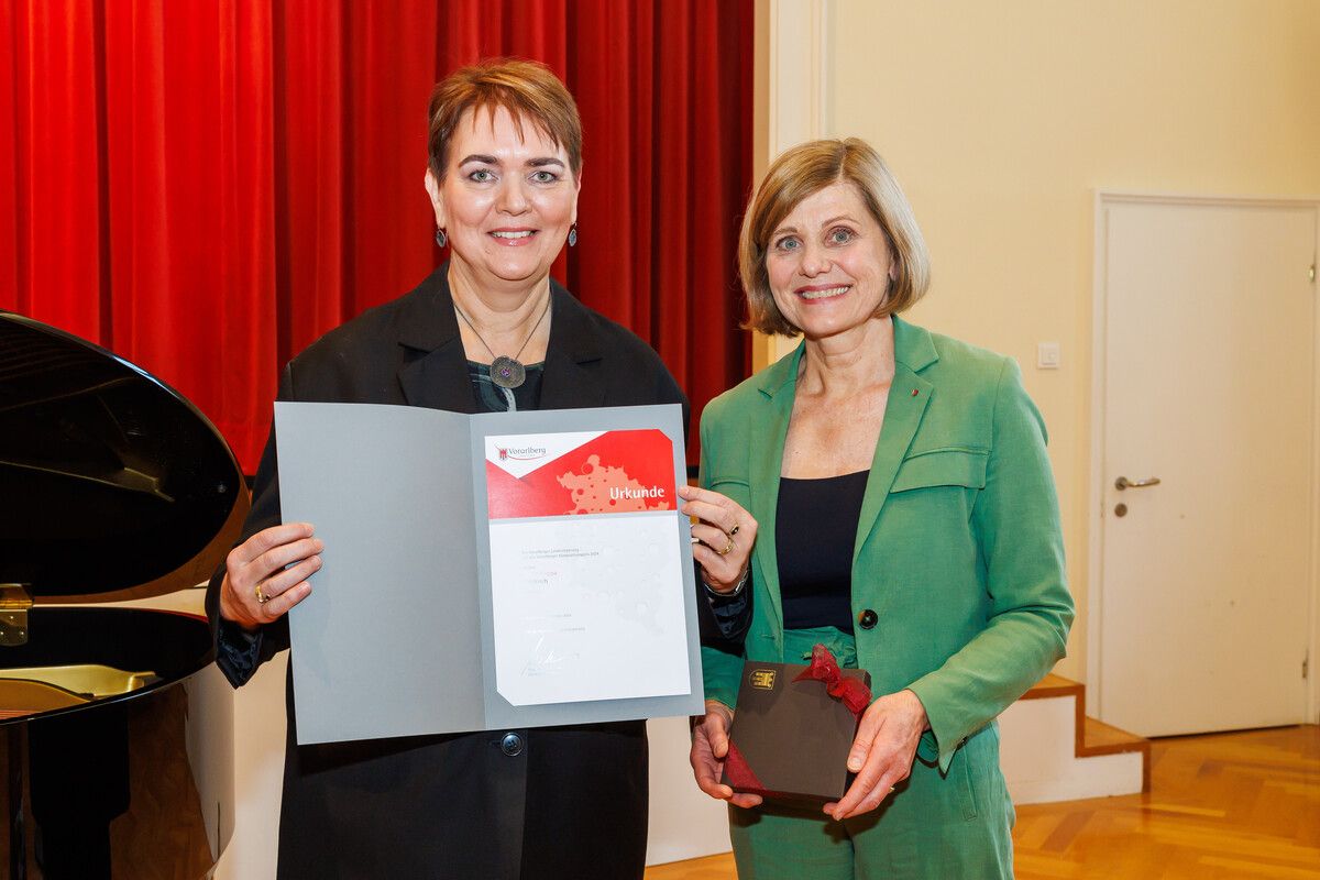 Preisträgerin Gerda Poppa mit Landesstatthalterin Barbara Schöbi-Fink. ⇒Land Vorarlberg/B. Hofmeister