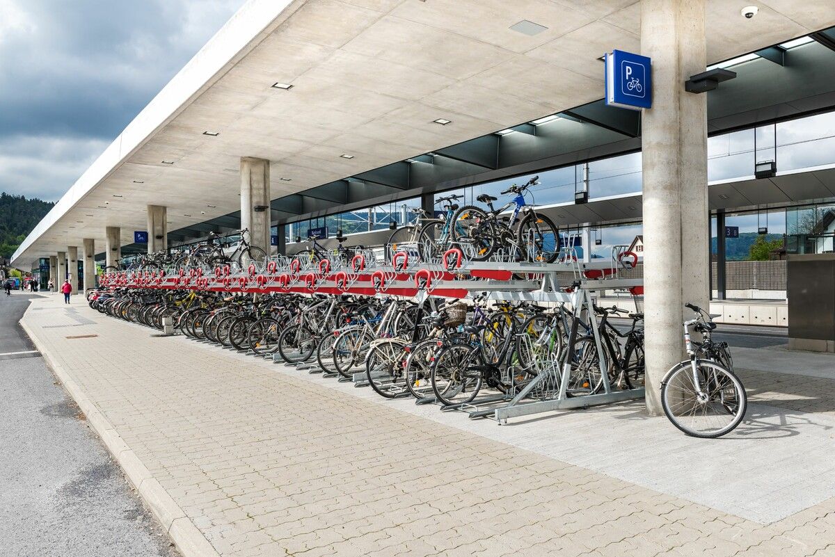 Radfahrer finden an Bahnhöfen und Haltestellen, wie hier in Rankweil, verschiedenste Fahrradabstellplätze vor. In wenigen Tagen starten die Bauarbeiten am Bahnhof Feldkirch.⇒ ÖBB