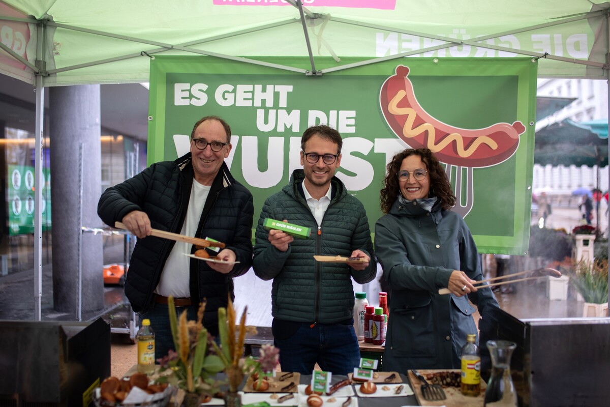 Rauch, Zadra und Hammerer verteilten in Bregenz Würstchen.⇒Gruene