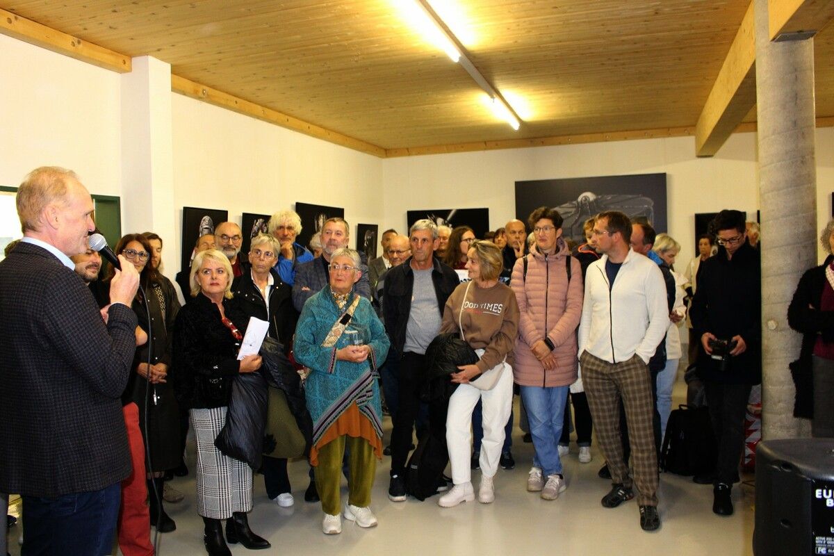 Regio-Obmann Guido Flatz (l.) lobte bei der Vernissage die Zusammenarbeit der Kunstschaffenden als Musterbeispiel für das Miteinander in der Region. ⇒STP (5)