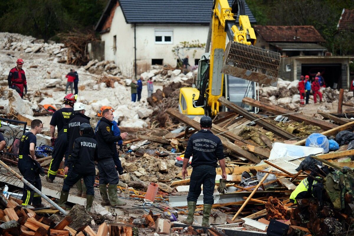 Rettungsteams, auch aus anderen Ländern, suchen nach vermissten Personen. ⇒AFP