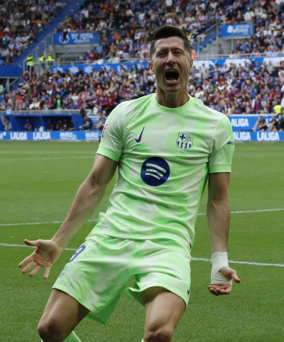Robert Lewandowski liegt mit dem FC Barcelona an der Spitze.⇒Reuters