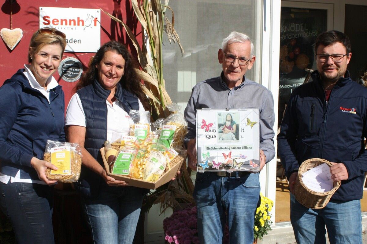 Sabine Kasper, Vera und Johannes Allgäuer (r.) übergaben Quadro Ernst einen Scheck über 1235 Euro für die Schmetterlingskinder. ⇒VN/TK