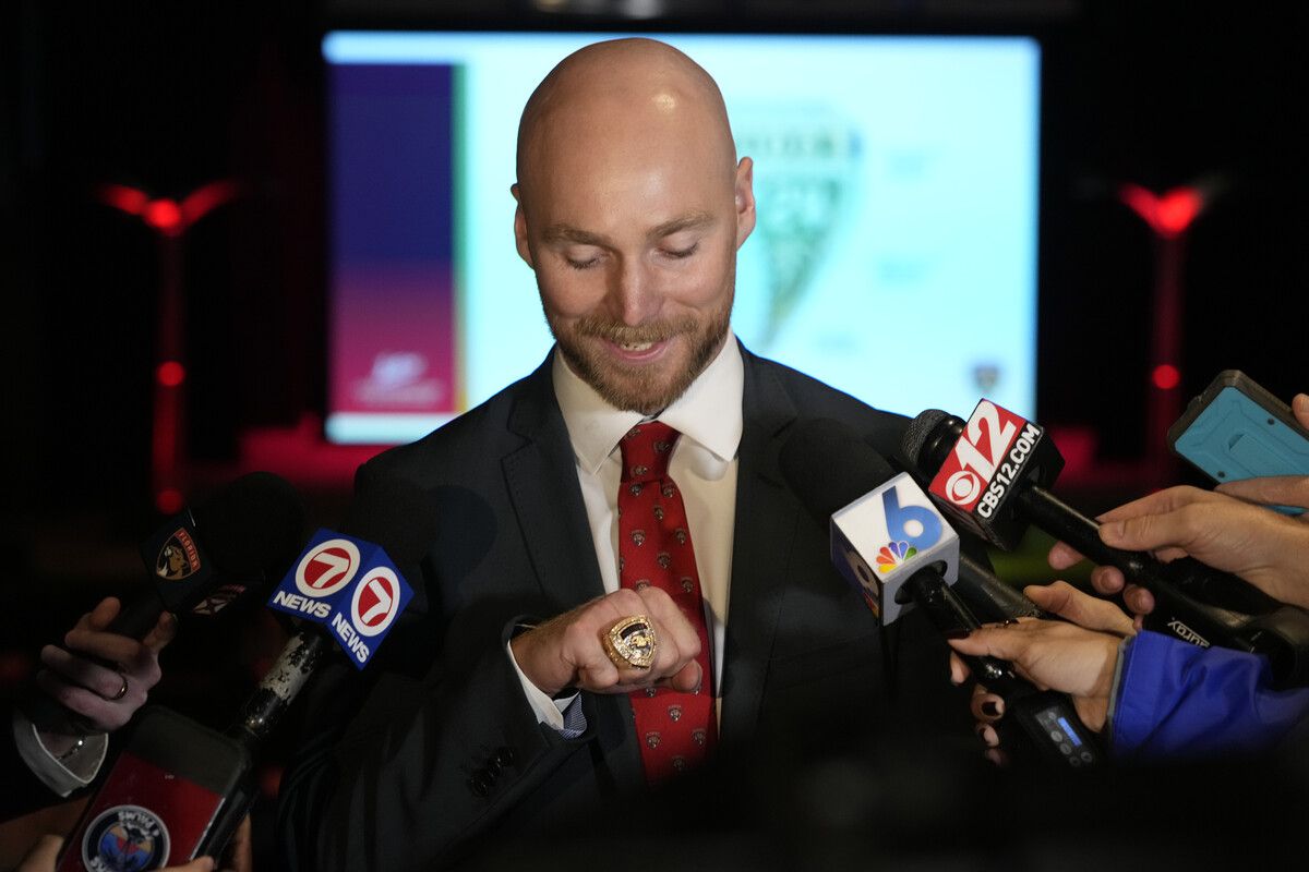 Sam Bennett, Center der Florida Panthers, mit dem Meisterring.⇒ap