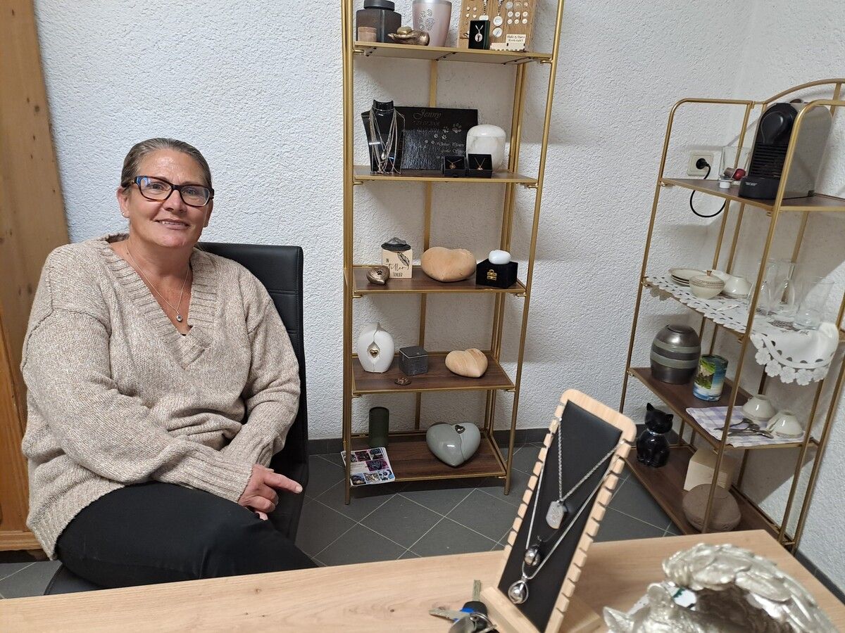 Sandra Assinger kümmert sich um alles, was notwendig ist, um von einem geliebten Tier Abschied nehmen zu können.