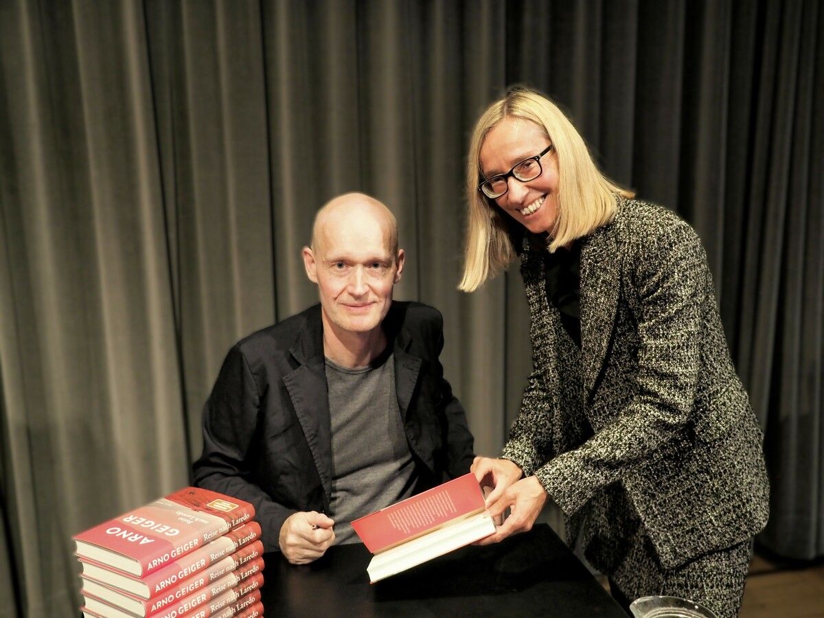 Schriftsteller Arno Geiger mit Ingrid Fürhapter vom Franz-Michael-Felder-Archiv bei der Buchsignierung im Anschluss an die Lesung.⇒ sie