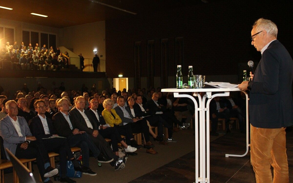 Seit mehr als zehn Jahren kämpft Pius Schlachter mit seinem Verein „mehramsee“ um ein bahnfreies Bodenseeufer. Bei einem Infoabend in Lochau durfte er sich über ein volles Haus und die Zustimmung von mehr als 500 interessierten Besuchern freuen. ⇒STP
