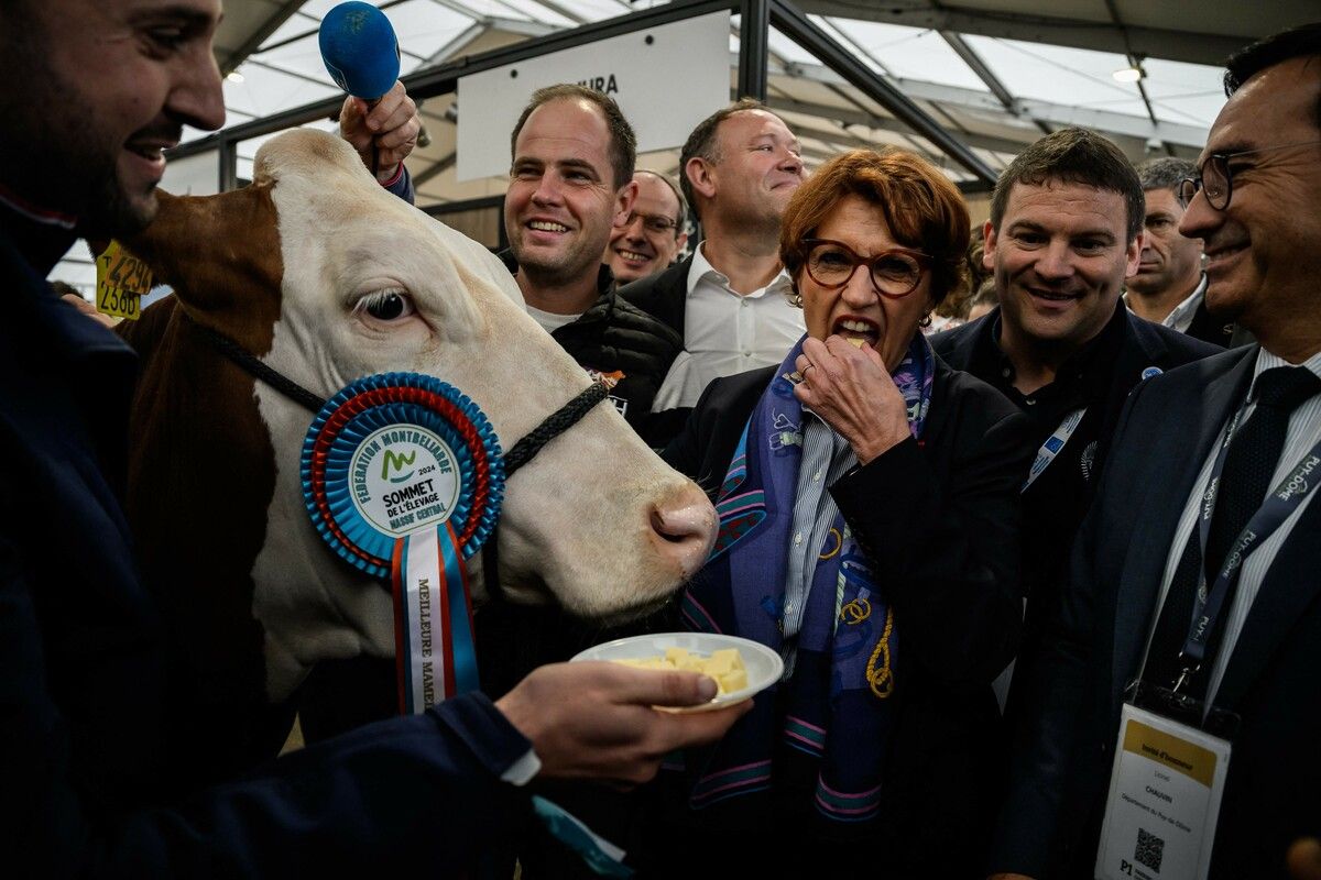 Seit zehn Tagen ist Annie Genevard Frankreichs Landwirtschaftsministerin. Auf einer Messe hatte sie sichtlich Freude am neuen Job. AFP