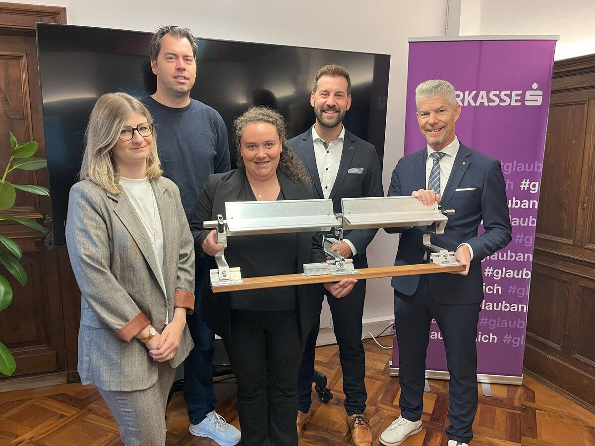 Selina Staggl, Thomas Gabriel, Simon Tschann und Thomas Schreiber mit Sara Kapeller, die ein System entwickelt hat, um Schneelasten auf Dächern zu managen.⇒sparkasse bludenz