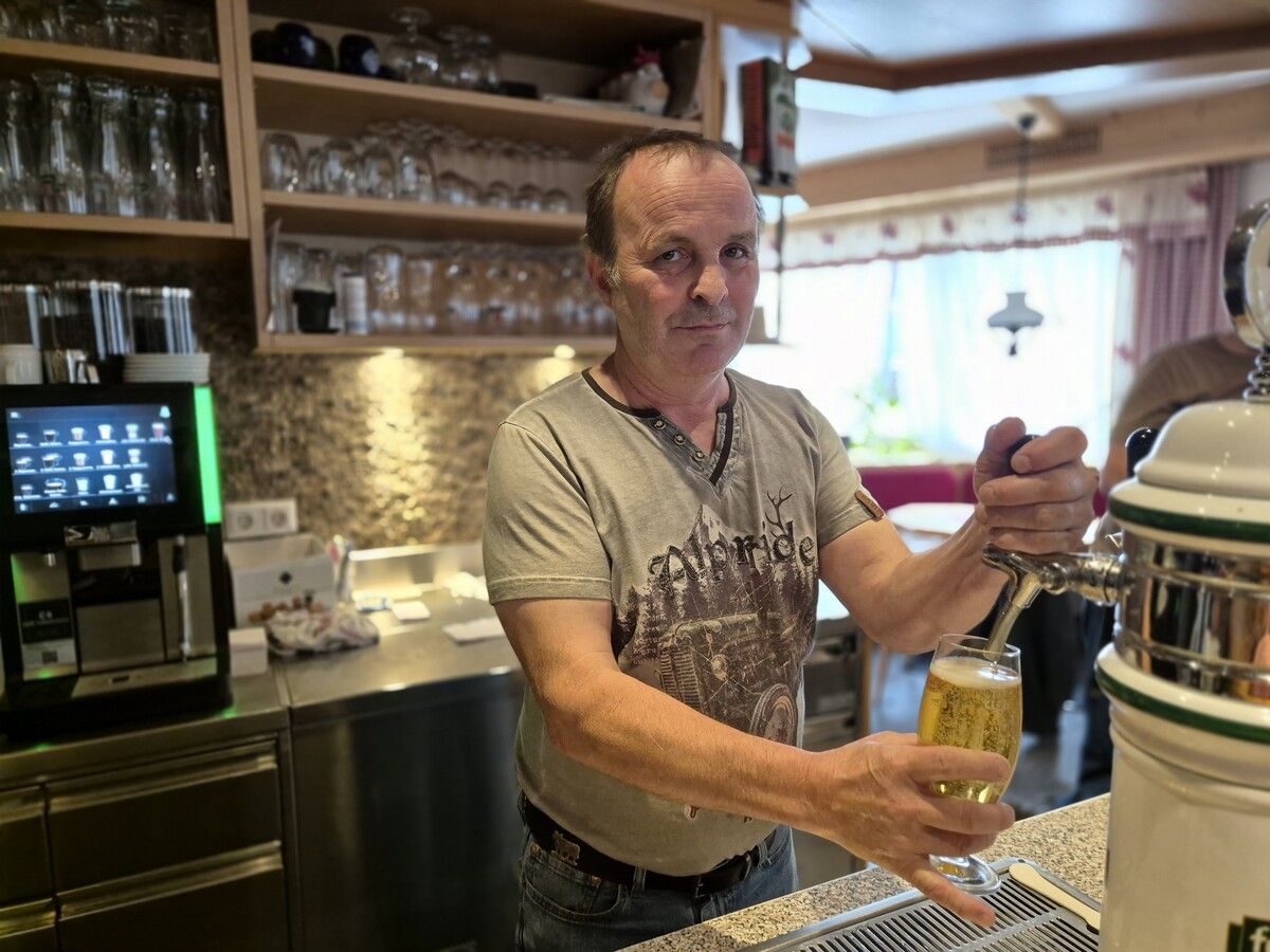 Siggi schenkt im Dorfcafé gerne das ein oder andere Bier aus. Er wünscht sich eine Veränderung in der Landespolitik.