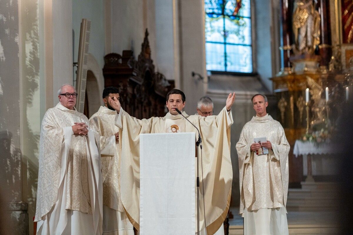 Simon Plankensteiner hat in der Höchster Pfarrkirche seine Primiz gefeiert. ⇒Niki Weiß