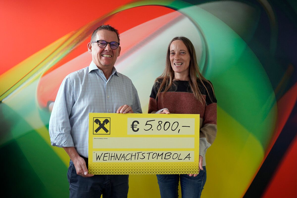 SOLA-Messwerkzeuge aus Götzis unterstützt die Weihnachtstombola für schwerkranke Kinder mit einer Spende von 5800 Euro. Die Summe stammt aus den freiwilligen Spenden der Besucher des Tags der offenen Tür. SOLA hat den Betrag verdoppelt. Herbert Windhager (SOLA) übergibt die Spende an Martina Elbs für schwerkranke Kinder.⇒Fa