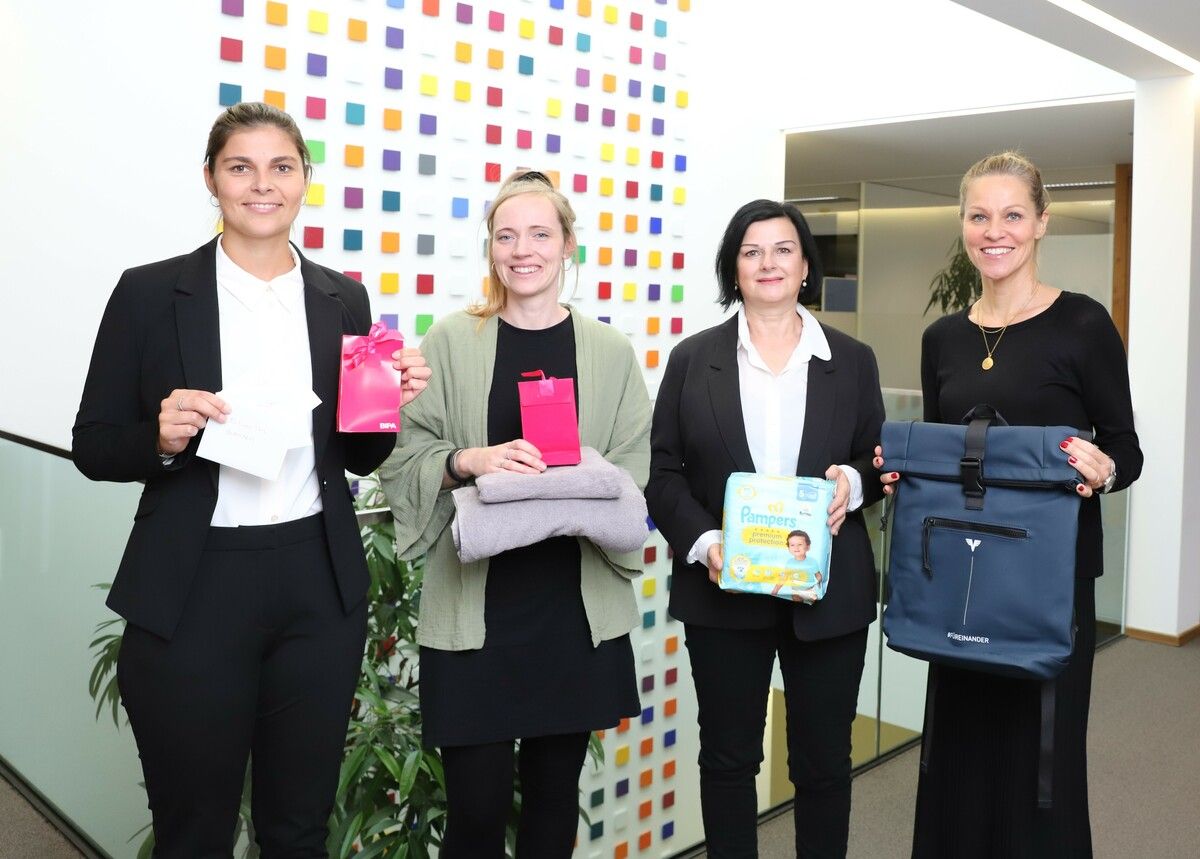 Spende Die Volksbank Vorarlberg engagiert sich für Frauen in Not. Im Rahmen einer Spendenaktion kamen für die FrauennotWohnung des ifs Spenden im Wert eines Kleintransporters zusammen. Mirjam Pfundt-Kempkes und Lara Hanslik (Volksbank) übergaben den Scheck an Sarah Scalet und Susanne Wallner (ifs).⇒vb