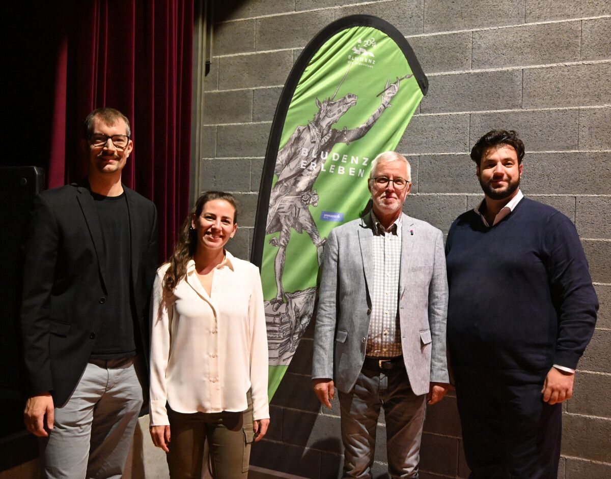Stefan Stachniß (Stadtarchivar), Daniela Beck (Leitung Kulturamt), Otto Schwald und Cenk Dogan (Kulturstadtrat). ⇒Stadt Bludenz