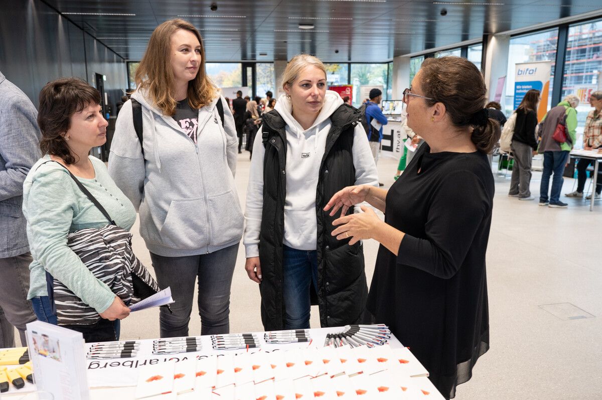 Tatjana, Tamara und Viktoria aus der Ukraine (v. l.) im angeregten Gespräch mit Lydia Steiner von der Pflegeschule Vorarlberg.⇒vn/serra