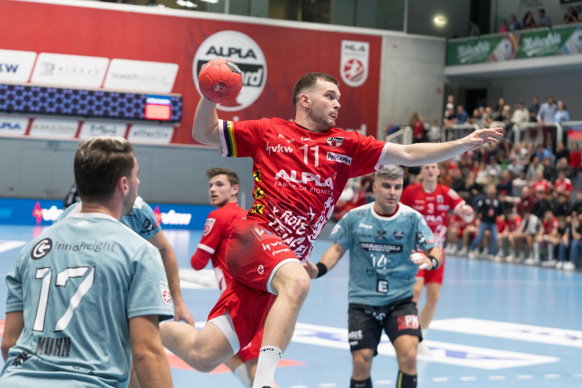 Tumi Rúnarsson ließ es für Alpla HC Hard gegen die BT Füchse aus der Weststeiermark krachen. Die Teufel vom Bodensee haben jetzt die Tabellenführung inne.⇒Stiplovsek