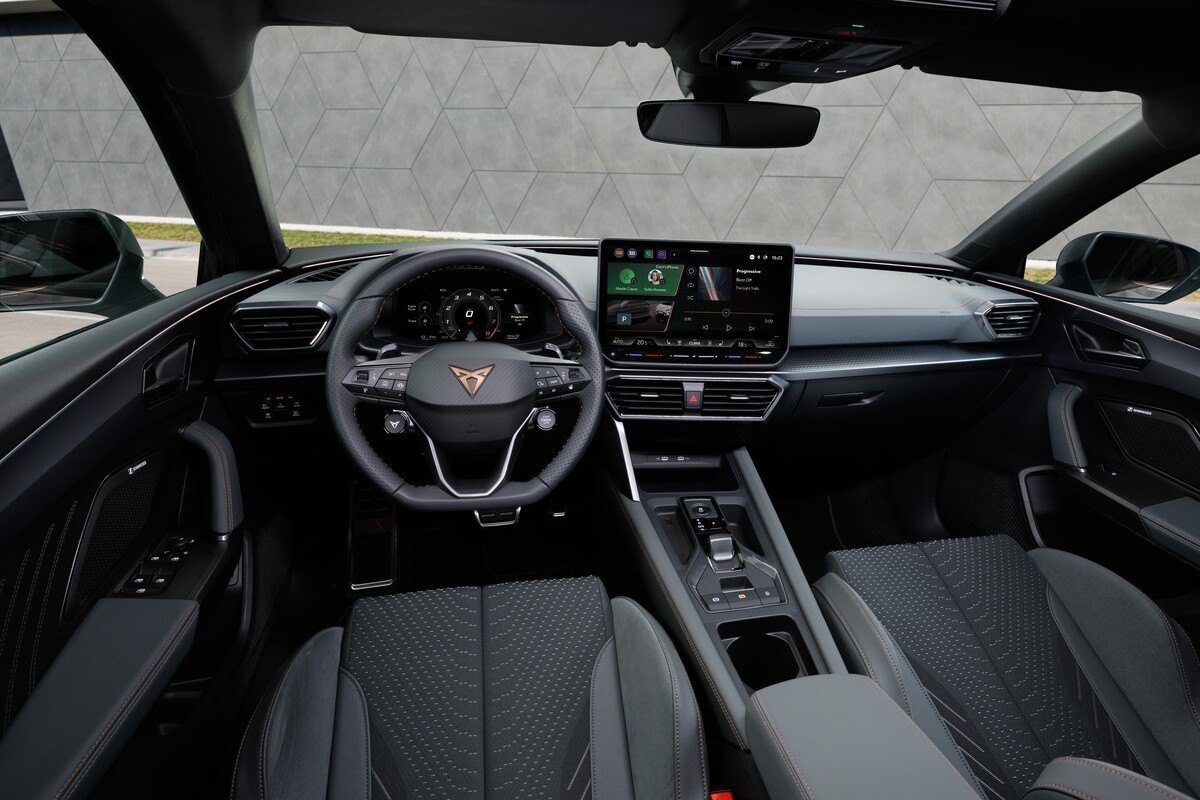 Typisch à la Cupra mit kupferfarbenem Dekor eingerichtetes Cockpit.
