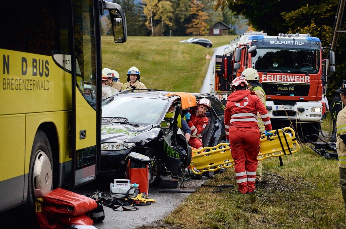 Übungsannahme: Kollision zwischen einem Linienbus und einem Auto. ⇒FW Bildstein
