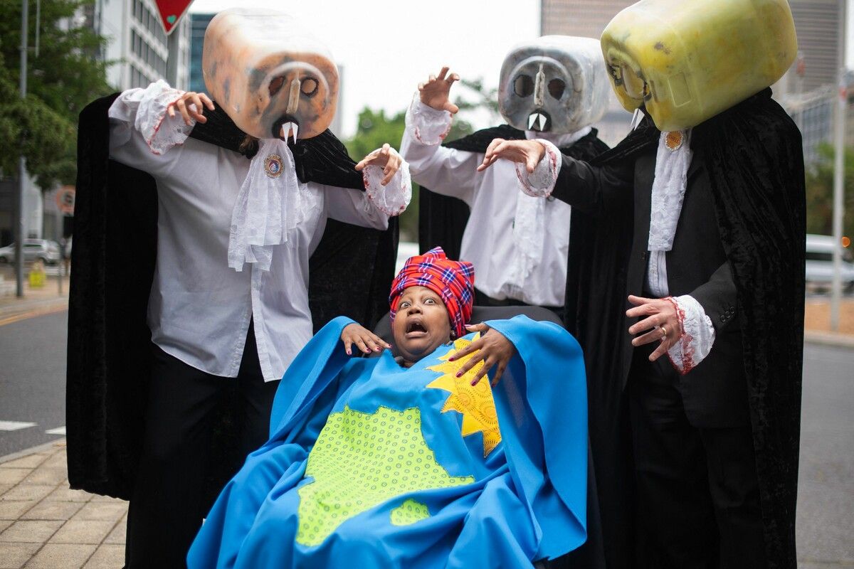 Umweltaktivisten von Extinction Rebellion demonstrieren vor dem Veranstaltungsort der Africa Oil Week in Kapstadt. AFP