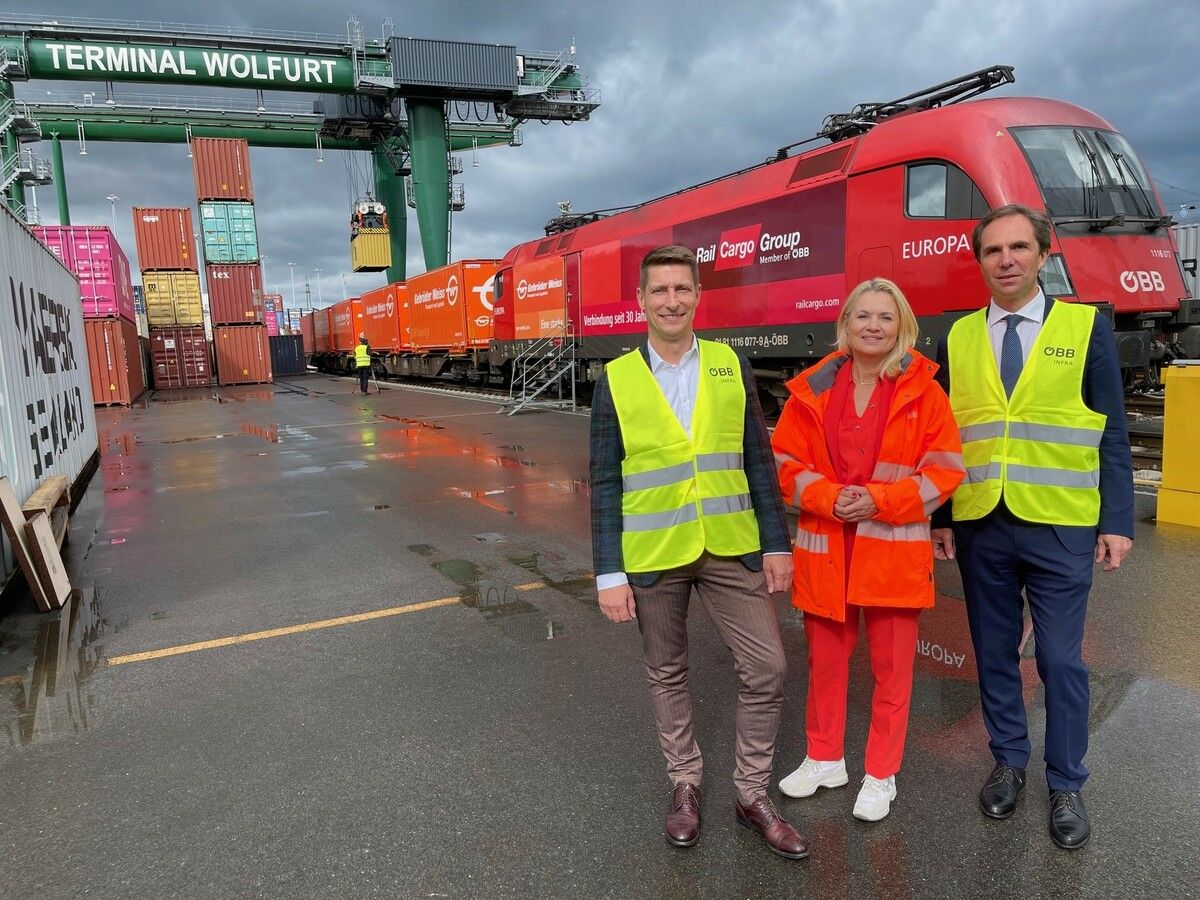 V. l.: Rail-Cargo-Vorstand Christoph Grasl, Renate Gisic (GF bei Terminal Service Austria) und Gebrüder-Weiss-Vorstandschef Wolfram Senger-Weiss. ⇒VN/sca