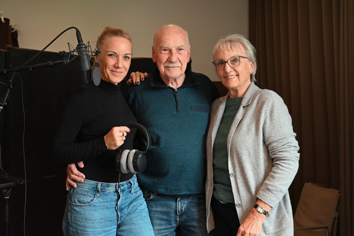 Veronika Hofer (rechts) hat bereits vor 30 Jahren Kinderlieder im Lustenauer Dialekt aufgenommen. Nun wurden sie von ihr, ihrer Tochter Ingrid (links) und ihrem Mann Otto Hofer neu eingesungen und arrangiert. ⇒bvs