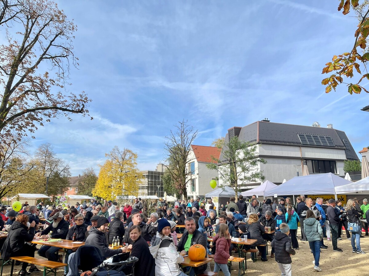 Viele Gäste waren zum Emser Herbstfest auf den Schlossplatz gekommen.⇒Stadt