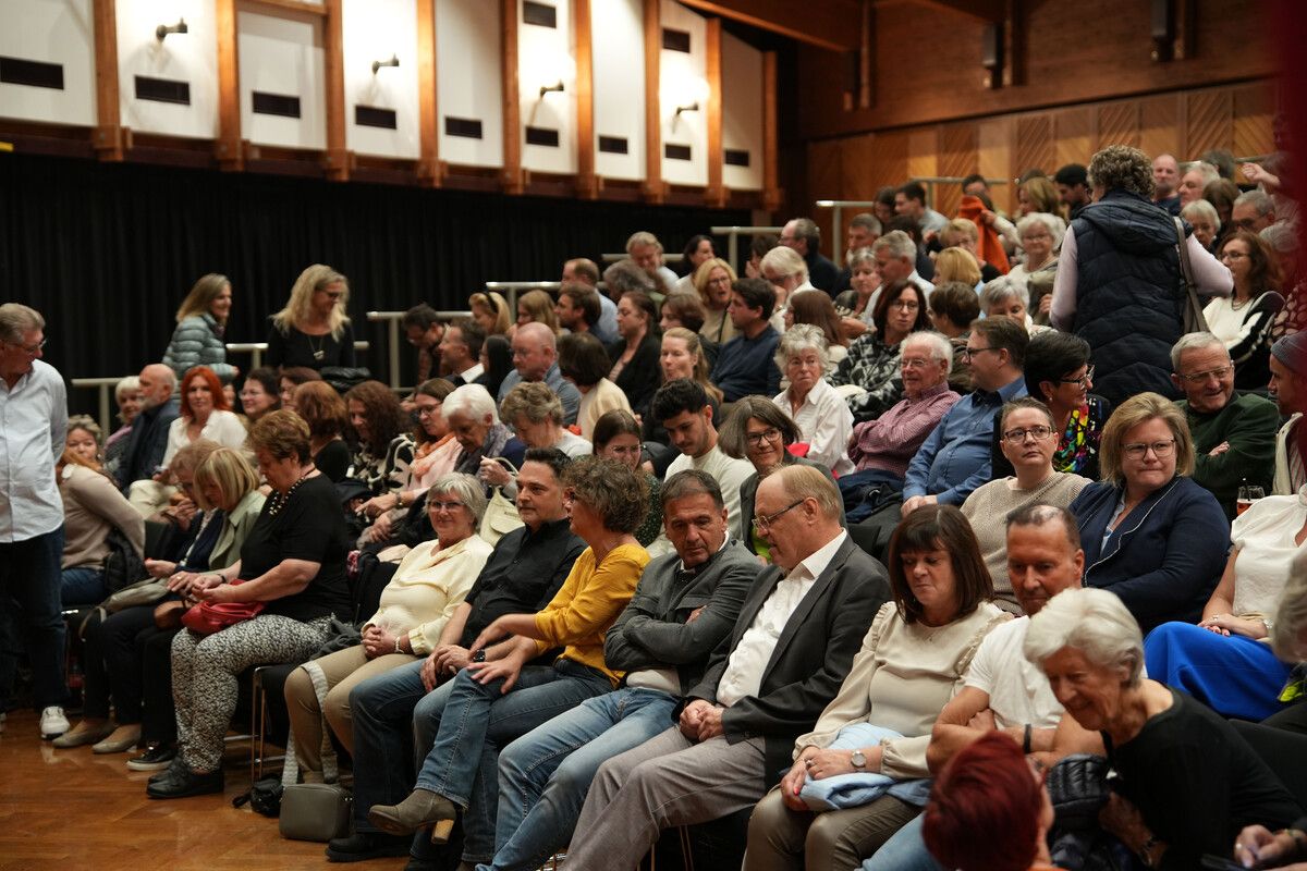 Voll besetzter Hofsteigsaal: Die Komödie traf den Geschmack des Premierenpublikums. ⇒Marktgemeinde Lauterach
