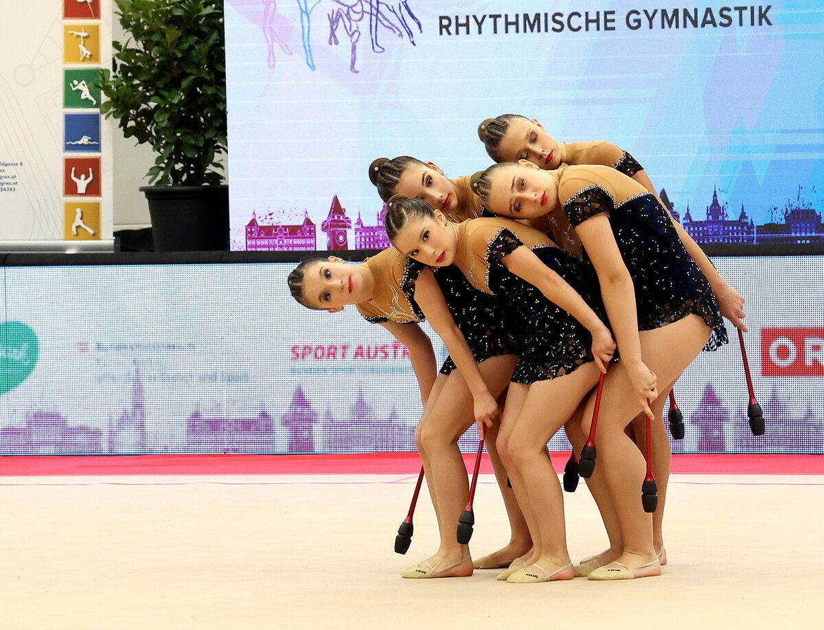 Volle Konzentration bei Anastasia Kalashnikova, Giovanna Niederbacher, Mathilda Schuler sowie Aylin und Melia Oygur vor Beginn der Keulenkür.⇒Turnsport Austria