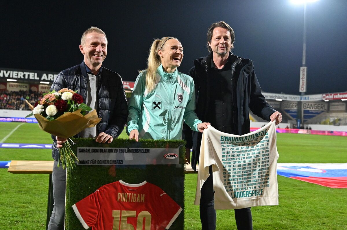 Vor Spielbeginn wurde Sarah Puntigam für 150 Länderspiele geehrt, dann war sie als zweifache Torschützin die Matchwinnerin beim 2:1 über Slowenien.⇒apa