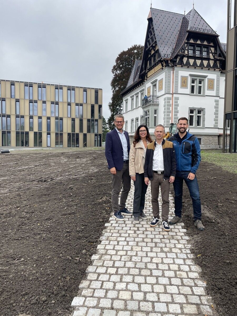 Vorstandsvorsitzender Getzner Textil Markus Comploj, Vizebürgermeisterin Andrea Mallitsch, Bürgermeister Simon Tschann und Geschäftsführer der Primus Immobilien Beatus Fleisch. ⇒Stadt Bludenz