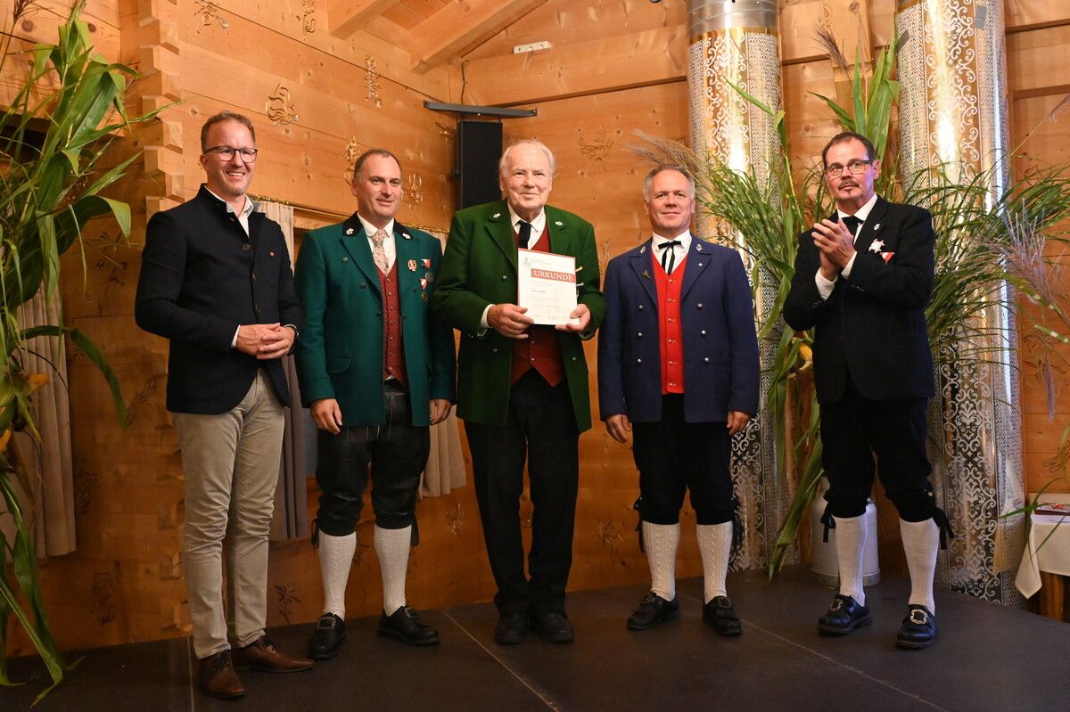 Walter Mark (Mitte) wurde für unglaubliche 70 Jahre Mitgliedschaft geehrt. ⇒DOB
