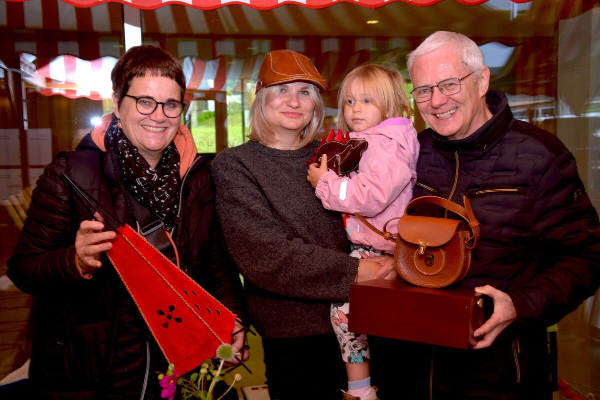 Walter Schallert besuchte seine Gattin Manuela und Tochter Melanie (mit Elisa) an deren Marktstand „Leder & mehr“. ⇒sco (3)